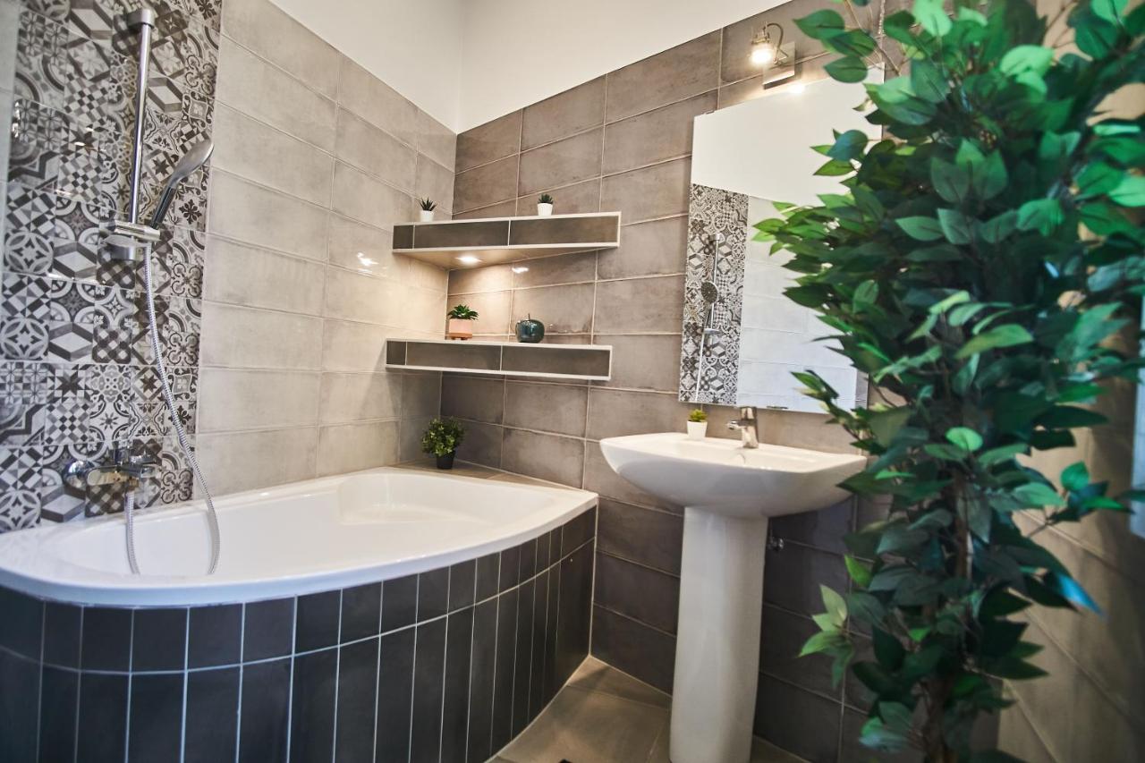 F4 Design Apartment- Будапеща Екстериор снимка